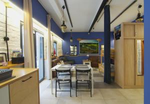 a kitchen with blue walls and a table and chairs at Stara Olejarnia in Nowe Miasto Lubawskie