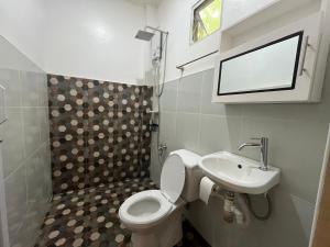 ein kleines Badezimmer mit Toilette und Waschbecken in der Unterkunft Bitang's Guesthouse - Starlink Ready in Burgos