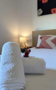 a bedroom with a bed with a white blanket at Casa rural Solpor in Vigo