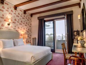 a bedroom with a large bed and a window at Maison Twenty Seven in Los Angeles