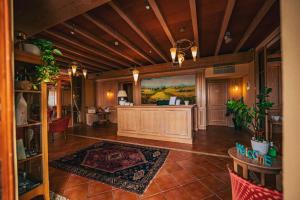 ein großes Wohnzimmer mit einem großen Gemälde an der Wand in der Unterkunft Hotel Camoretti in Almenno San Bartolomeo + 47 Fotos