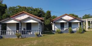 a house in the middle of a yard at Mersing Chalet Teluk Sisek in Kampong Sisek