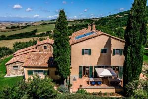 an aerial view of a house with trees at Villa Beltramonto by MMega in Castiglioncello del Trinoro
