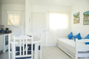 een witte woonkamer met een bank en een tafel bij Apartamento em Residencial Riviera in Florianópolis +168 foto's