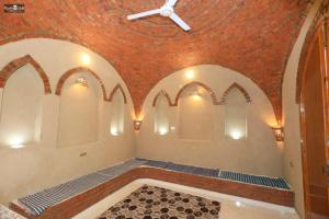 a prayer room with a ceiling with a ceiling fan at Nefertari Palace apartments in Al Aqālitah