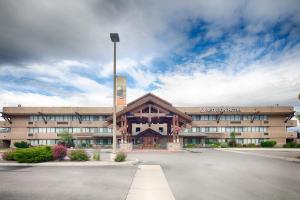 een groot gebouw met een bord aan de voorkant bij Red Lion Hotel Kalispell in Kalispell