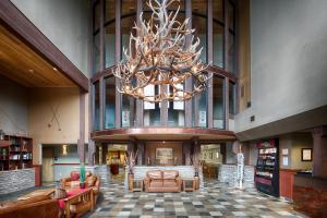 een grote lobby met een kroonluchter in een gebouw bij Red Lion Hotel Kalispell in Kalispell