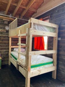 ein paar Etagenbetten in einem Zimmer in der Unterkunft Ohel in Mullini i Danit