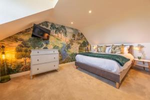 a bedroom with a bed and a painting on the wall at No33 WOODLANDS BOUTIQUE COTTAGE in Heacham