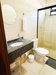 a bathroom with a sink and a toilet at Ap3 - Studio Confortável e Tranquilo in Guaíra