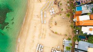 an aerial view of a beach with umbrellas and the ocean at Brisa do Caitá Praia Hotel in Morro de São Paulo