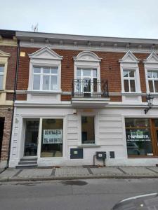 a white building with a sign in the window at Apartament Mickiewicza 3 in Września