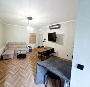 a living room with a couch and a table at Apartament Mickiewicza 3 in Września