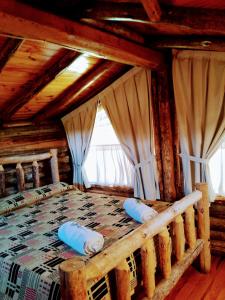 a bedroom with a bed in a log cabin at Cabañas Walwalün in Tunuyán