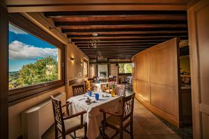 ein Esszimmer mit einem Tisch und einem großen Fenster in der Unterkunft Hotel Camoretti in Almenno San Bartolomeo