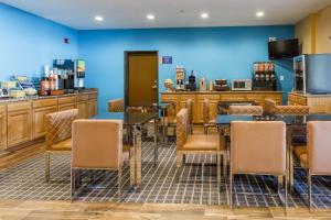 un restaurante con paredes azules, mesas y sillas en Days Inn by Wyndham Vernal en Vernal