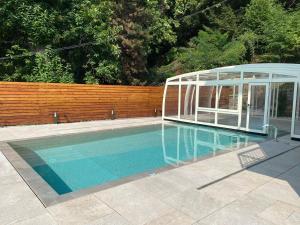 ein Swimmingpool mit einem Pavillon im Garten in der Unterkunft Hotel Camoretti in Almenno San Bartolomeo