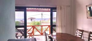a dining room with a table and a view of the ocean at Casuarinas Del Mar Chalet de 2 habitaciones in Canoas de Punta Sal