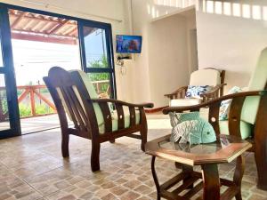 a room with chairs and a table and a window at Casuarinas Del Mar Chalet de 2 habitaciones in Canoas de Punta Sal