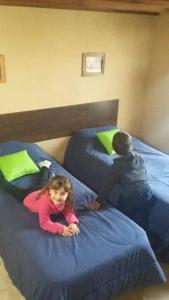 a boy and a little girl laying on beds at Cabañas el Recodo de Potrero in Potrero de Garay