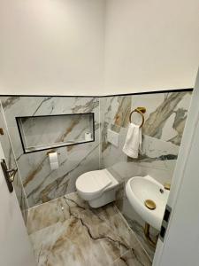 ein Badezimmer mit Toilette und Waschbecken in der Unterkunft Maxplatz in Rehau + 8 Fotos
