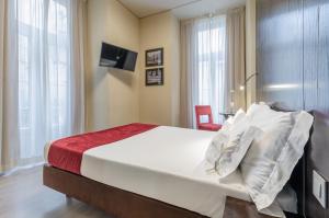 a bedroom with a bed and a desk in a room at behotelisboa in Lisbon