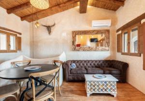 a living room with a couch and a table at El Kubo in Olba