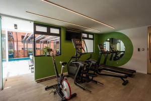 a gym with two exercise bikes and a green wall at Studio Apartment Zona 10 near airport in Estación Pamplona