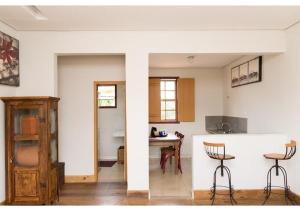 a kitchen and living room with a table and chairs at Lofts do Largo in Tiradentes