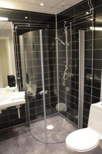 Koupelna v ubytování Hotell Entré Norr + 33 fotografií