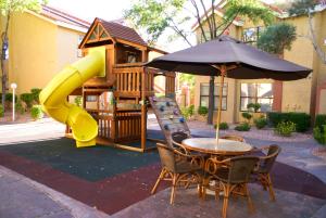 um parque infantil com uma mesa e um guarda-chuva em Westgate Flamingo Bay Resort em Las Vegas