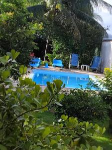 a view of the pool from the garden at Espaço Bahia Bella in Porto Seguro