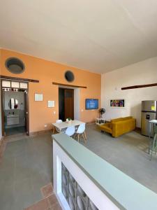 a living room with a couch and a table at Apartamento VIP en Buga in Buga