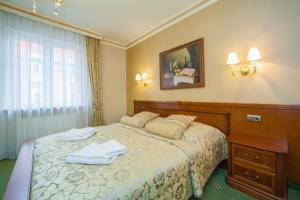 Postel nebo postele na pokoji v ubytování Hotel przy Młynie