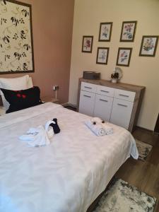 a bedroom with two towels on a bed at Casa & Julieta in Tecuci