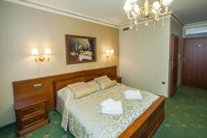 Postel nebo postele na pokoji v ubytování Hotel przy Młynie
