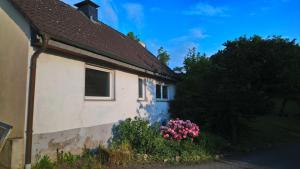 a house with pink flowers on the side of it at Ferienhaus Bielefeld in Bielefeld