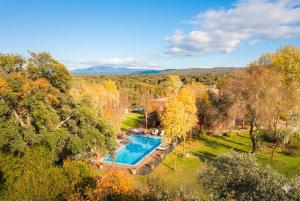 an aerial view of a swimming pool in a yard at Wishome-Finca de película en el campo con piscina privada in Mejorada