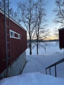 a building in the snow with a view of a lake at Hotelli Pihkuri in Viitasaari