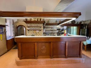a bar in a kitchen with a counter top at Zur goldenen Krone in Ehrenhausen