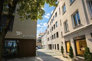 a street in a city with a building at TrulySpace - Modernes Apartment am Rathausplatz, Terrasse, Fahrstuhl in Augsburg