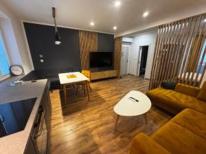 a living room with a couch and a table at Štúdio Sihoť - parkovanie a nabíjanie EV in Trenčín