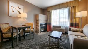 Kuchyň nebo kuchyňský kout v ubytování Best Western Plus Rama Inn & Suites