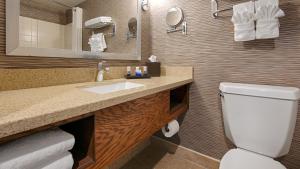 Koupelna v ubytování Best Western Plus Rama Inn & Suites