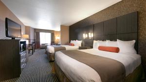 Postel nebo postele na pokoji v ubytování Best Western Plus Rama Inn & Suites