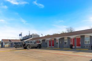 two trucks parked in front of a gas station at Golden Inn Dallas by Hotel O in Dallas