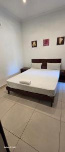 a bedroom with a large bed in a room at Hotel Nhungue & Shopping Lda in Tete