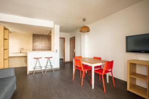 a kitchen and dining room with a table and chairs at Apartamentos San Francisco in San Antonio