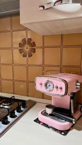 a pink mixer sitting on top of a kitchen counter at A casa di Filo in Boiano