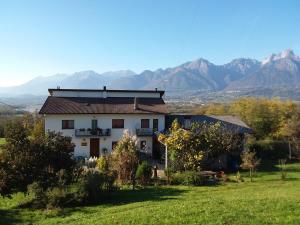 dom w polu z górami w tle w obiekcie B&B Panorama Dolomiti w mieście Mel +24 zdjęcia